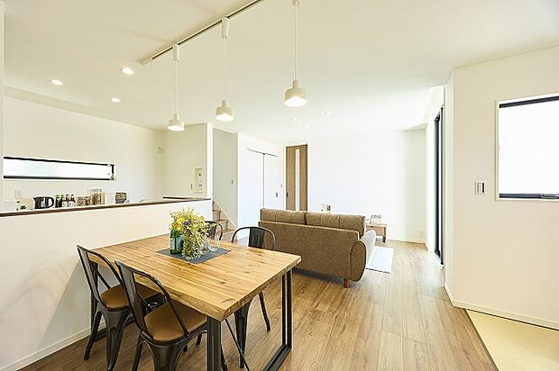 【LDK】リビング階段を採用。2階へ行く・降りる際に必ずリビングを通るため、家族が自然に顔を合わせる機会が増えます。思春期のお子さんがいても「ただいま」「おかえり」が言いやすい環境に。