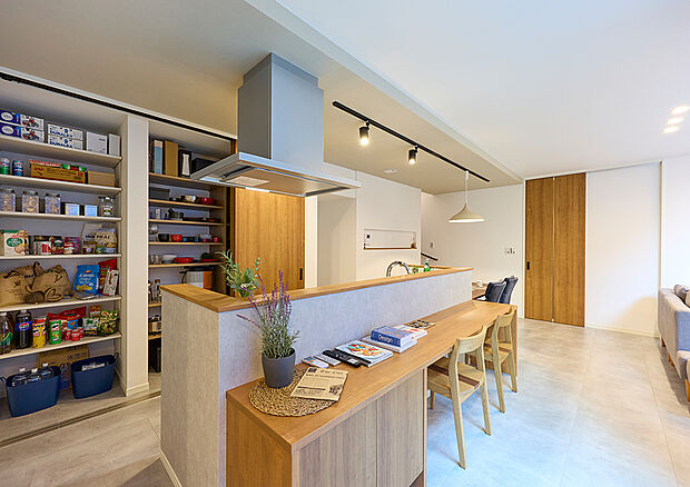 【【新野辺北町モデル】】大容量のパントリーが完備されたアイランドキッチンは家事効率の高い横並びダイニングに。キッチン前には軽食時や作業に便利なカウンターを設置しました。