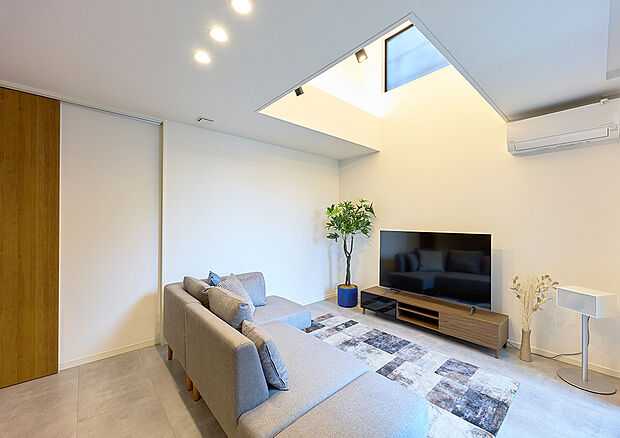 【【新野辺北町モデル】】リビング上部には開放感・立体感を生み出す吹抜け演出。間接照明で天井や壁に向けて光を反射させることで、ホテルライクなやわらかく落ち着いた光が広がります。