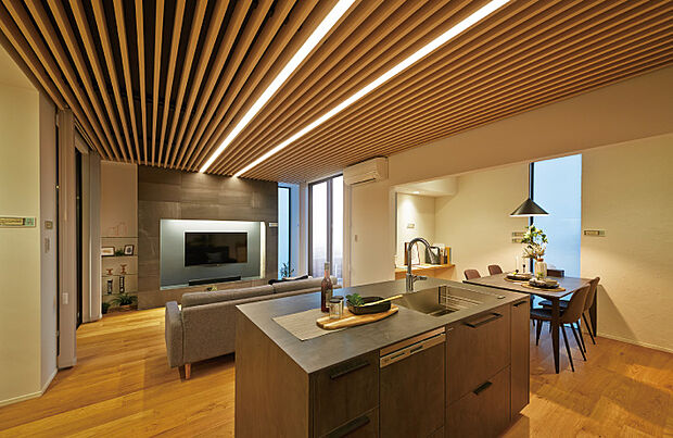 【―野口モデル―】木材を使った格子を天井に設置し、空間のデザインポイントに。