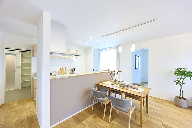 【23号地(ダイニング)】キッチンまわりが広いので、家族で一緒に料理をするにもぴったり。カップボード付きで調理器具や食器もすっきりと片付き、いつでも気持ちよく料理に取り組めます。