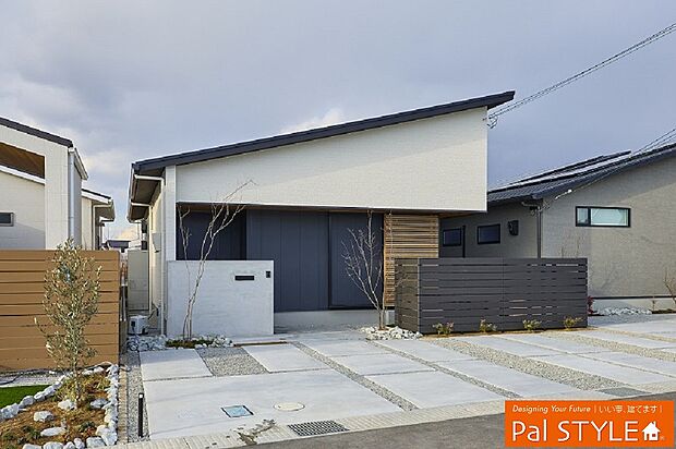 【21号地】質の高い平屋空間を楽しめる住まい。
太陽光発電設置
並列駐車2台可能。