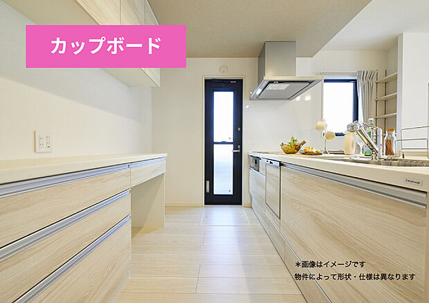 【【カップボード】】キッチンとおそろいの扉でコーディネートされたカップボード。お気に入りの食器やキッチン小物、ストック食品もしまえます。また足元の一部に開口があるので、市販のゴミ箱もすっきりと収納できます。