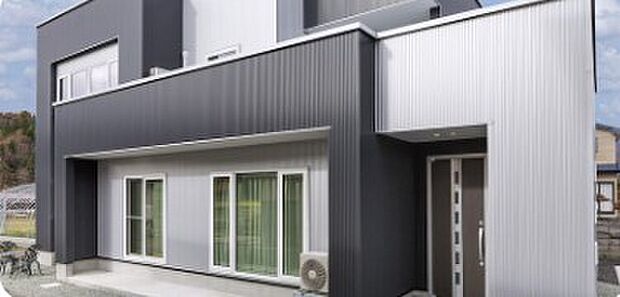 【【外壁】金属サイディング】直線的でスタイリッシュなデザイン性に加え、軽い外壁材のため耐震 性にも優れたガルバリウムの外壁材。