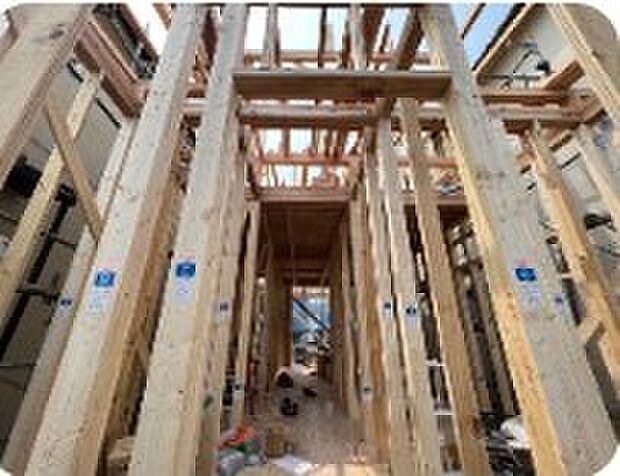 【木造軸組工法】日本特有の四季豊かで多湿な気候風土に適応していくために生まれた伝統的な 工法を、改良・発達させたもの。土台、柱、梁で建物の骨組みをつくり、筋交 いや軸組に構造用画材などで釘打ちされた耐力壁をバランスよく配置して地震 や強風に耐えられるよう組むのが特徴です。