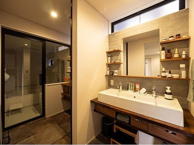 【【施工例】洗面スペース】収納たっぷり、スッキリと見映えの良い空間に拵えました。時間に余裕とゆとりを持たせます。