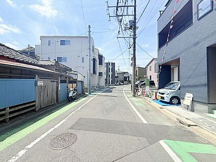 前面道路含む外観