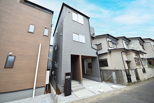【現地外観】■外観、間取り、陽当たり、風通り、リビング、キッチン、駐車、スペース、眺望、街並み、周辺環境など、こちらの物件で毎日の暮らしに役立つポイント「知って納得」生活イメージを詳しく説明させて頂きます。