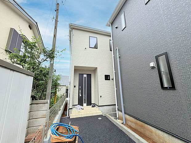 【現地外観】■外観、間取り、陽当たり、風通り、リビング、キッチン、駐車、スペース、眺望、街並み、周辺環境など、こちらの物件で毎日の暮らしに役立つポイント「知って納得」生活イメージを詳しく説明させて頂きます。
