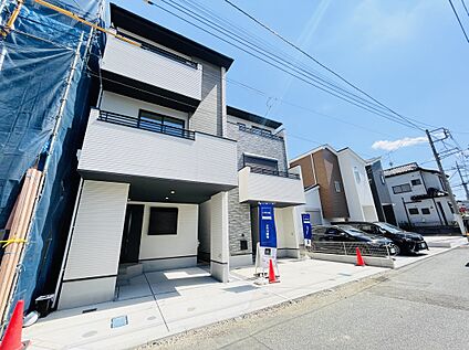 前面道路含む外観