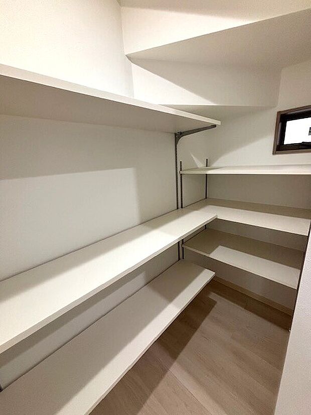 【洗面室リネン庫】階段下を活用した1帖広さのリネン庫。コンパクトだけど収納力は抜群。可動棚だから高さを調節してお好みのスペースに。