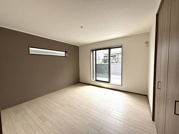 【主寝室】BIGバルコニーに隣接した明るい主寝室。8帖だから大き目ベッドも楽々配置。朝の朝日を感じて毎日の目覚めは最適環境。4帖のバルコニーは寛ぐスペースにもできます。健康的な毎日が期待できますね。