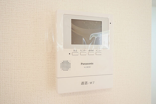 【モニター付きインターホン】訪問者が一目でわかるTVモニター付きインターホン、録画機能付きです。