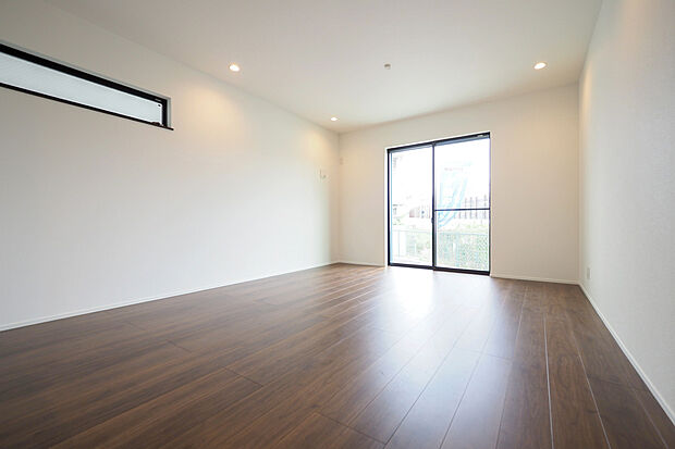 【LDK】LDK/南西向きに面し、暖かな陽射しが差し込むリビングダイニングです。