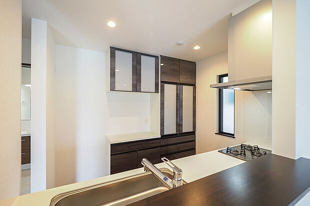 【システムキッチン】キッチン/キッチン背面部分に収納棚を設けております。