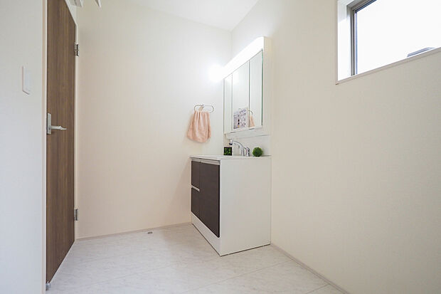 【洗面化粧台】洗面化粧台/三面鏡の裏に収納空間を設け、家族一人一人の毎日の使い勝手にも配慮されたサニタリースペース