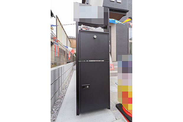 【宅配ボックス】■宅配ボックス/不在時の荷物の受け取りに便利な宅配ボックス設備を設けました。在宅時に荷物を面前で受け取れない場合などにも便利です。