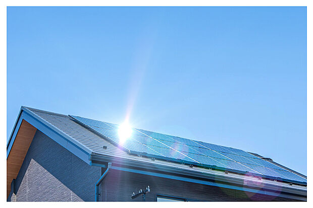 【全邸太陽光パネル「bソーラー」標準装備】毎月の電気代削減はもちろん、災害時の非常用電源にも活用できます。人にも地球にもやさしい、エコで先進的な安心の住まいを実現します。（イメージ画像）