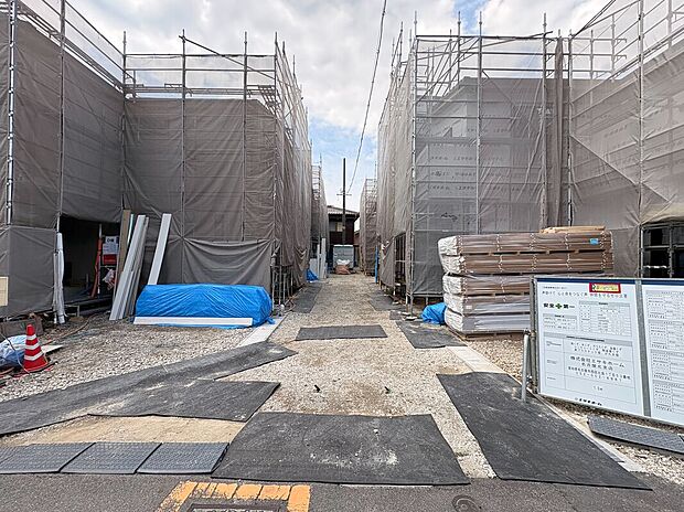 【現地外観写真】
現在建築中です。完成に向けて順調に工事が進んでいます。