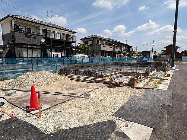 【現地写真】
低層の一戸建てを中心とした街並みが整然と続き、周辺は高い建物が建っていないので、採光や開放性に恵まれ、空が広く緑の多い閑静な趣を感じる環境です。
