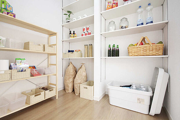 【【パントリー同仕様】】食品や食器などを収納できるパントリー。普段はあまり使わない調理器具や入りきらない調味料類をしまうなど、使い勝手は多様。備蓄庫として機能性だけではなく見た目にも優れた収納です！