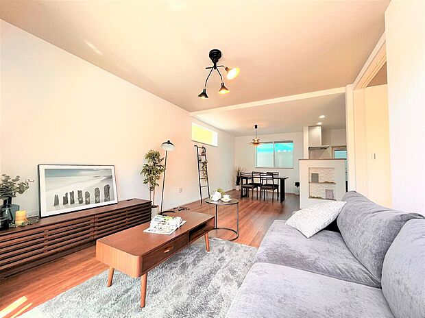 【【LDK同仕様】】大切なご家族が集まるからこそLDKにはこだわりたい！休日はおひさまの光をたっぷり取りこめるリビングでゆったりと寛げます。子供たちが元気に笑いながら走り回っても十分な広さの空間です。/A棟