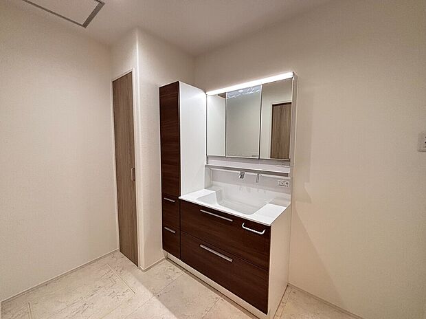 【【洗面室同仕様】】洗濯に関する家事を1箇所で完結できるため、無駄な移動をする必要がなく効率的に家事を行えます。忙しい日々のお役立ちポイントです！