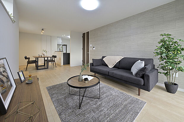 【【LDK同仕様】】ご家族それぞれが思い思いに寛げる、ゆとりのある広さのリビング。自然とご家族が集まり、一緒に過ごす時間が増えそうです。