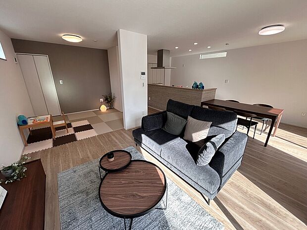 【【B-8棟　LDK】】動線を確保した間取りなので、ダイニングテーブルやソファー、ローテーブルなどの家具もしっかりと配置できます。ゆったりとした広さの空間でご家族団らんの時間をお過ごしいただけます。