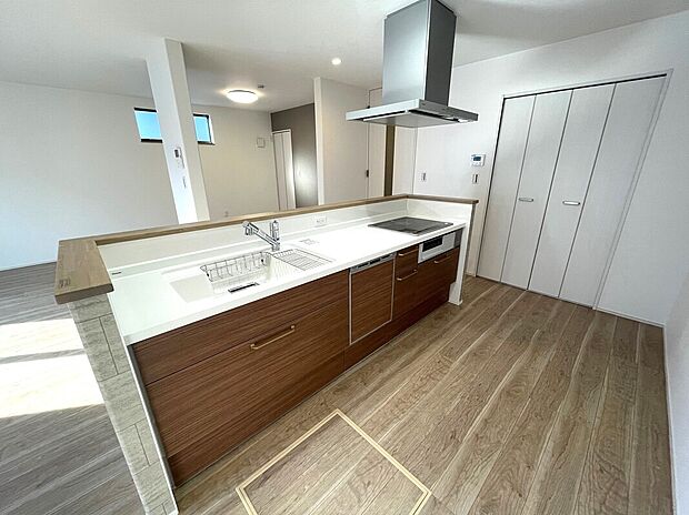 【【B-8棟　キッチン】】浄水機能付きシャワー水栓は、浄水器ごと蛇口が引き出せるので、ポットやお鍋などに浄水を注ぐときやシンクを洗う時に便利です。