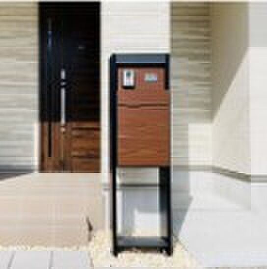 【【宅配ボックス】】外出時も荷物の受け取りが可能な宅配ボックスを標準設置。毎日の暮らしにゆとりをもたらすプラスワン設備です(物件により仕様は異なります)。