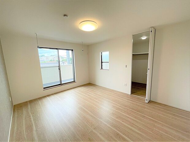 【【A棟　主寝室】】主寝室は10.0帖と大きめの空間となっており、ベッド以外の小物を飾ったりできるスペースもあります。