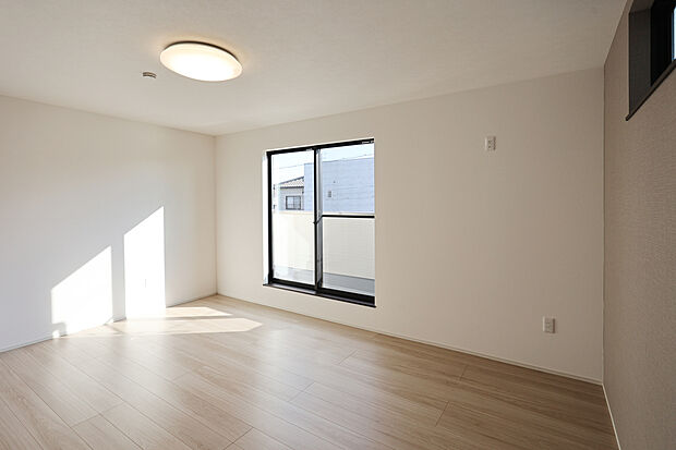 【【C棟　主寝室】】10帖の主寝室なら、大きなベッドも楽々置けます。
ソファやテーブルを置き、リビングとはまた違う、ご夫婦二人だけのこだわりの空間を創ることも出来ます。