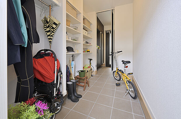 【【玄関収納】】玄関収納は全邸標準仕様(形状は各邸異なります)。三輪車やゴルフバッグなど屋外で使用するものを室内に持ち込むことなくすっきり収納できます。