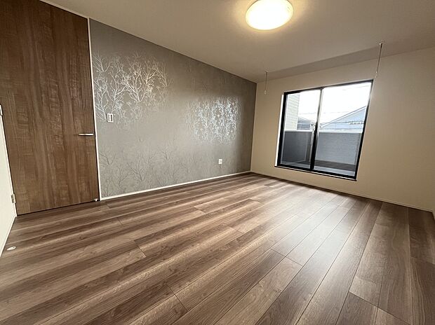 【【C棟　主寝室】】ウォークインクローゼット付きのゆとりある主寝室。ダブルベッドを置くことができる広さです。ゆとりの寛ぎ空間でプライベートタイムをゆったりとお過ごしいただけます。