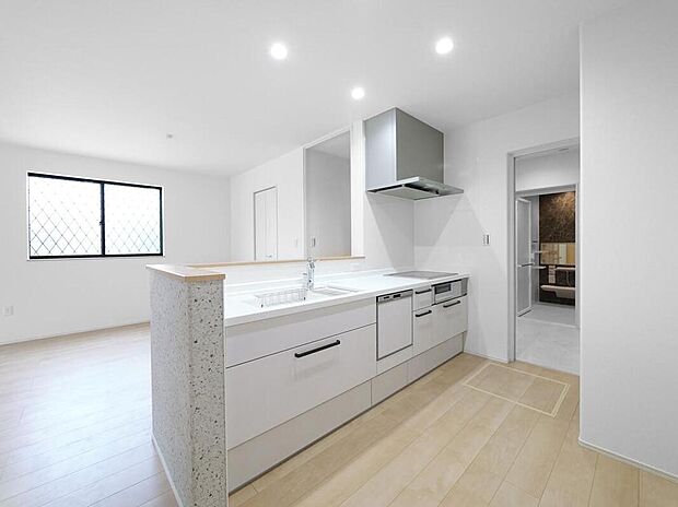 【【B-6棟　キッチン】】お掃除しやすいガラストップコンロや広々作業場が魅力のキッチン。キッチン横にはパントリー、キッチン背面にゆとりがあり、お子様と楽しく料理をするスペースは十分ございます。