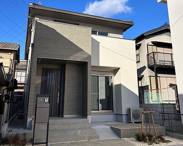 【【D棟　外観】】シックで落ち着いた色合いが魅力的な住まいです。駐車場を4台確保し、セカンドカーの所有や、お車で来客の際もスムーズにご案内できます。