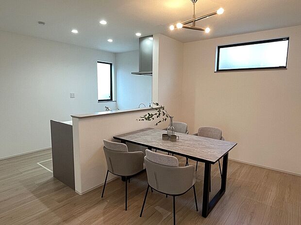 【【F棟　LDK】】忙しい朝もしっかりご家族が揃って食事をしていただけるゆとりある大きさのダイニングスペース。料理をたくさん並べていただき、テーブルで囲む健やかな食事の時間を存分に楽しんでいただけます。