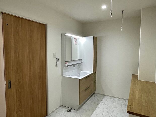 【【C棟　洗面室】】一日の始まりの朝、歯磨きをしたりメイクや髪をセットしたりする際に使いやすさが考えられた三面鏡です。シャワー付き水栓で洗面台でのシャンプーや毎日の掃除に大変便利です。