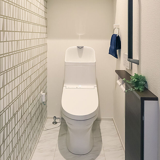 【【トイレ同仕様】】お掃除が簡単な節水型シャワートイレ。収納を設置していますので、小物や掃除用具、トイレ用品などの収納に便利です。