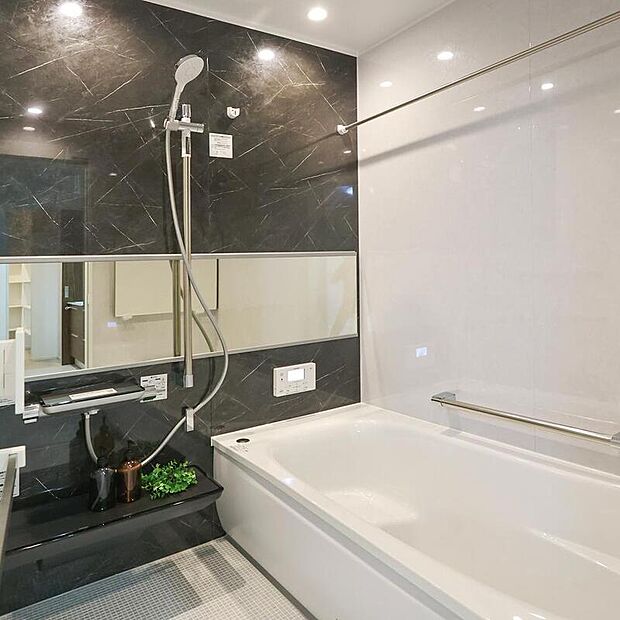 【【浴室同仕様】】浴室暖房乾燥機付きで雨の日でも洗濯物が干せるので、忙しい共働きのご家庭でも大活躍です。様々な機能があり入浴前後に重宝します。