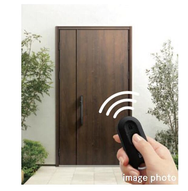 【玄関ドアリモコンキー】リモコンキーで玄関ドアの施錠・開錠ができます。
荷物を沢山持っている時でも手間が省けます。