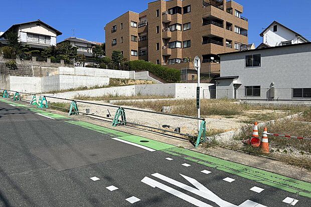 前面道路にもゆとりがあり、運転が苦手な方でも安心です。 現地(2024年4月)撮影