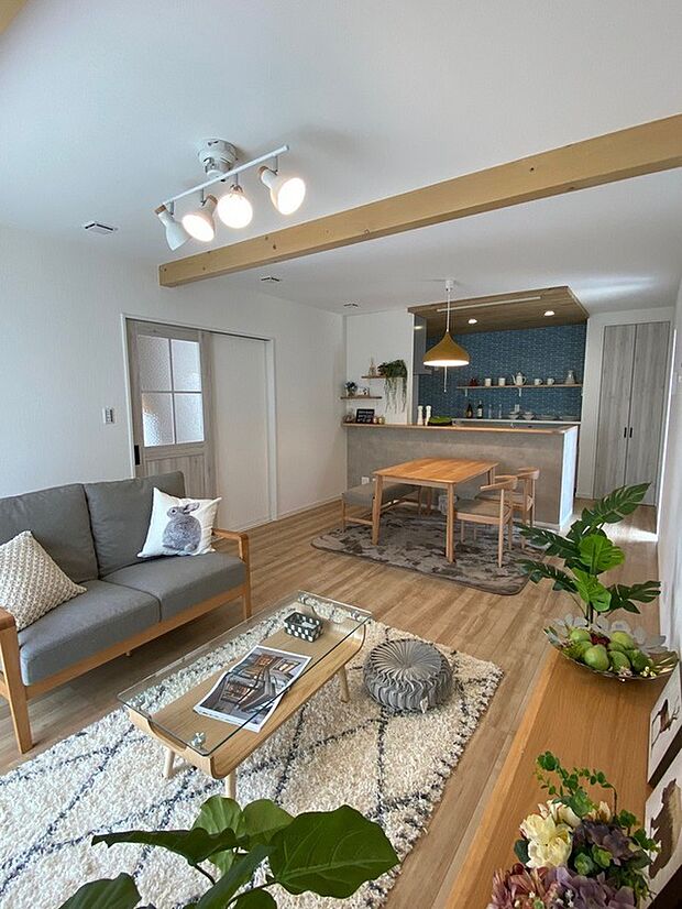 【リビング・ダイニング】建具やフロア・クロスなどお好みのデザインやお色味からお気に入りの空間を作ってくださいね。