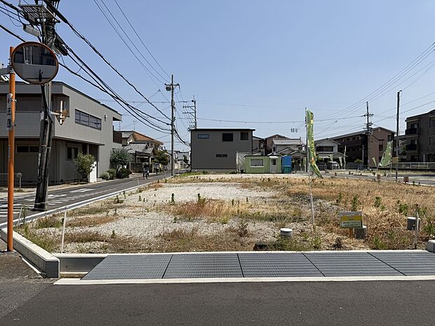 土地、標準仕様建物(消費税含)、標準外構費が含まれた金額です。