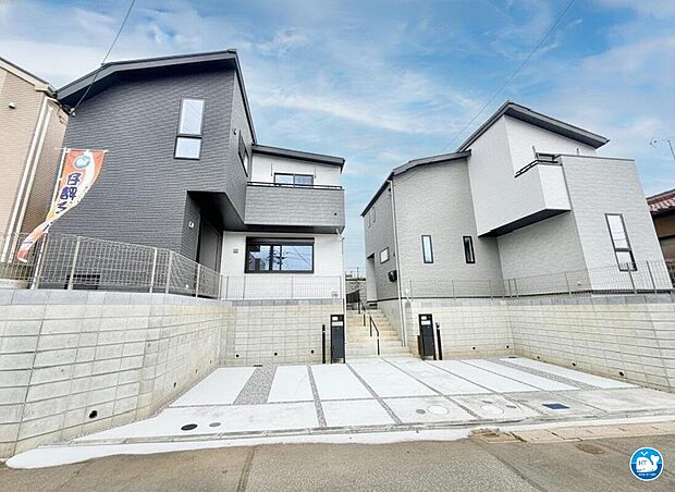 高台の美しい外観に目を奪われます。南向きの日当たり良好な住まいは、明るい光が入ります。
