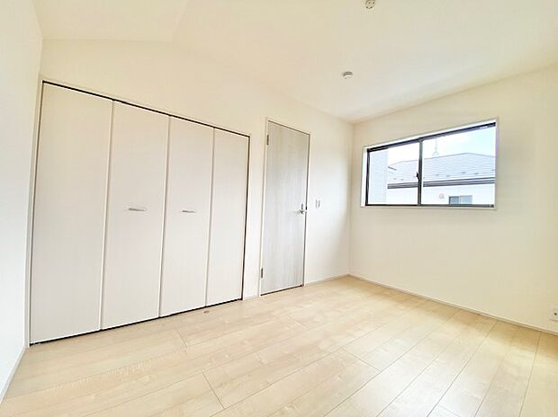 【洋室】部屋にはクローゼットを完備。レイアウトに困らない設計と採光のバランスが◎