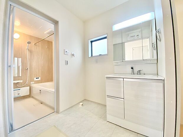 【洗面所】シャワー機能付き洗面台は広めの洗面ボウル、３面鏡なので収納スペースもあり洗面周りはスッキリ片付きます。