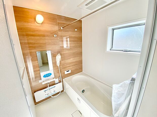 【浴室】癒しの空間バスルームです。バスタブで足を伸ばしたり、お子様と一緒に入っても広さがあります。快適なバスタイムを。(4号棟)