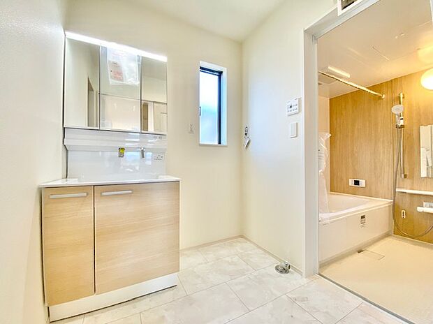 【洗面】シャワー機能付き洗面台は広めの洗面ボウル、３面鏡なので収納スペースもあり洗面周りはスッキリ片付きます。